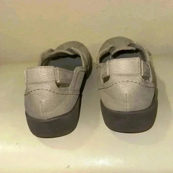 SOLD. SOLD. Clarks cloud steppers slip on. Size 7 1/2 narrow. - Picture 3 of 6